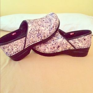 sanita clogs