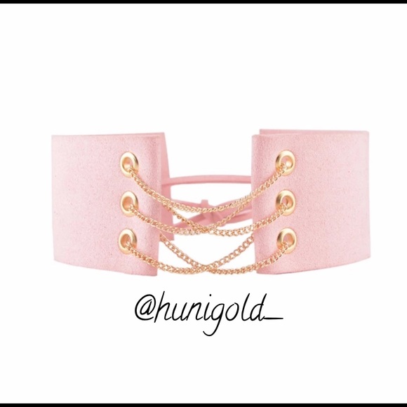 Chokers, hats & sunglasses - Picture 6 of 8