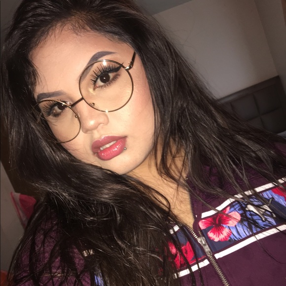 Chokers, hats & sunglasses - Picture 8 of 8