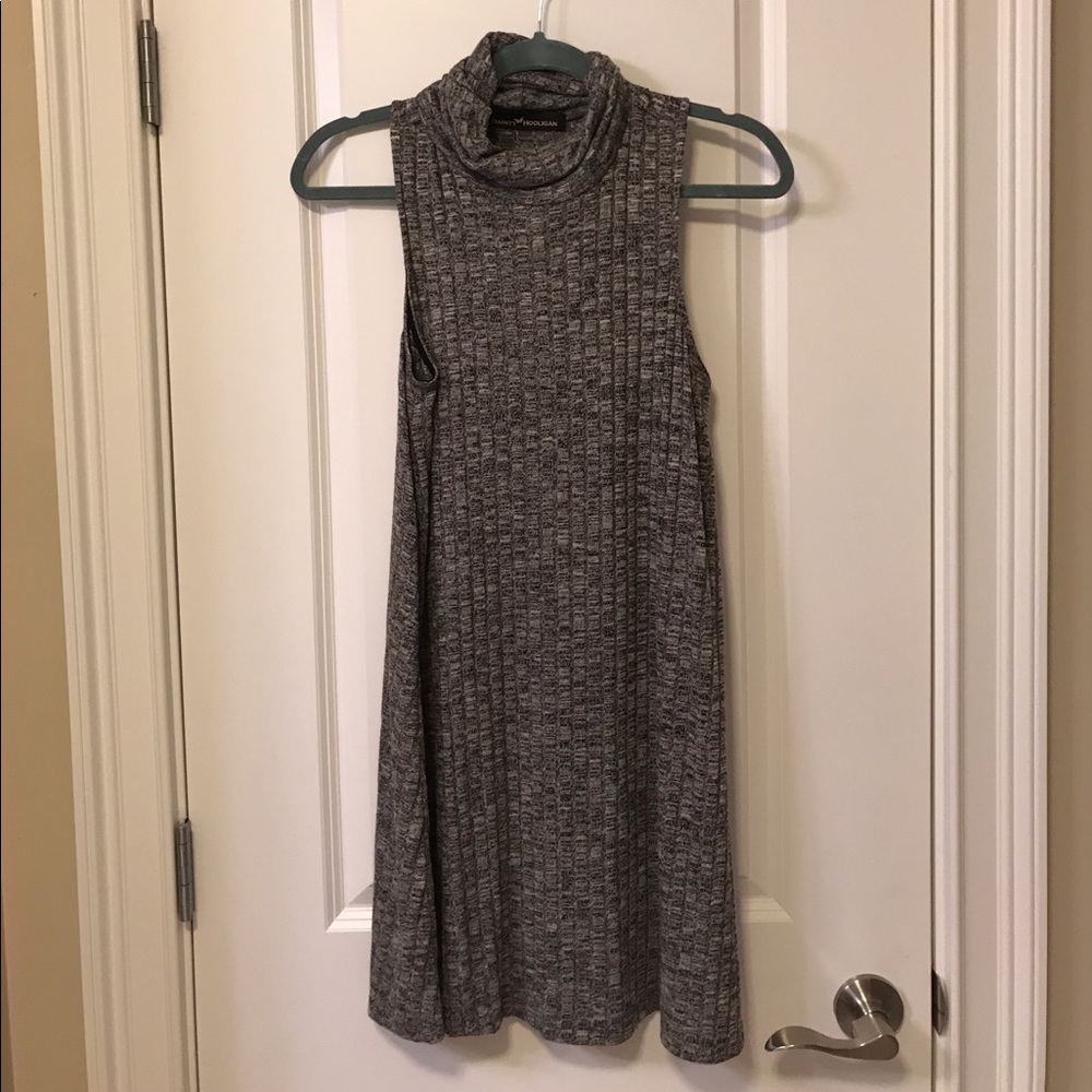 Sleeveless gray dress