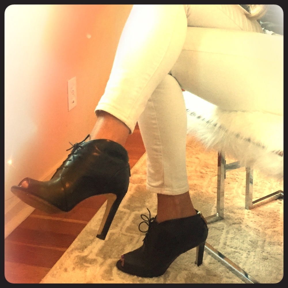 Louise et Cie Lo-Vernonia Black Heel Bootie, 8.5