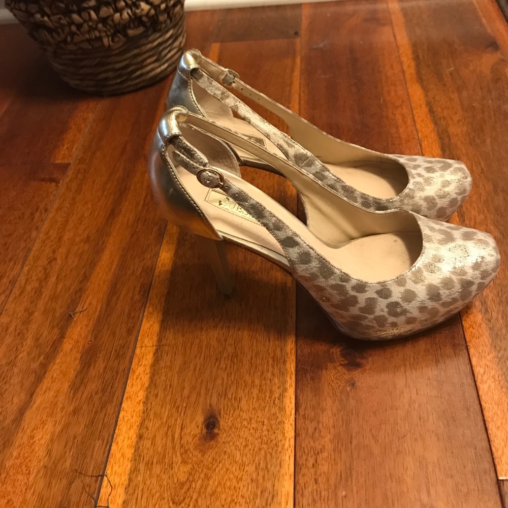 Guess leopard print gold pump