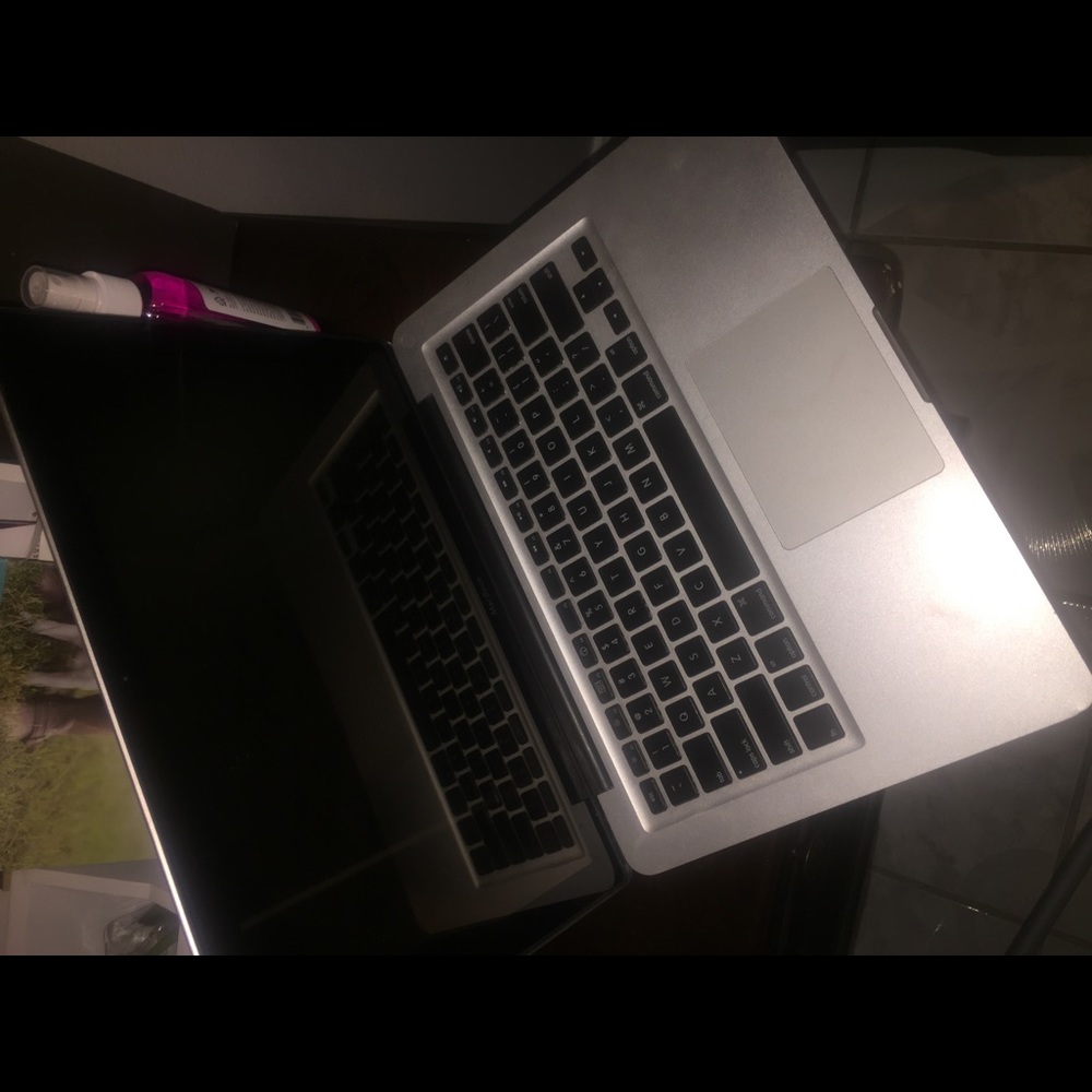 Mac book - Picture 2 of 3