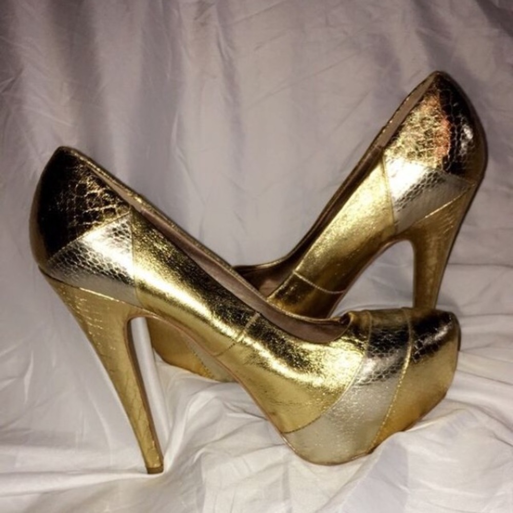 Gold heels great condition