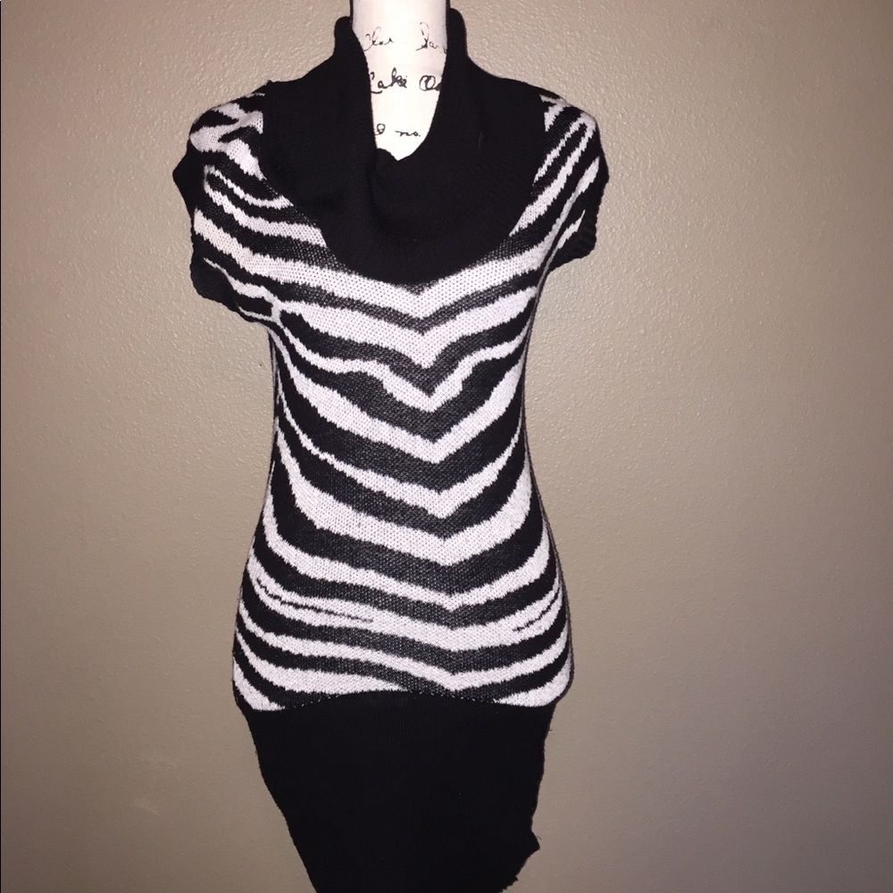 Black n white cowl neck sweater, medium.