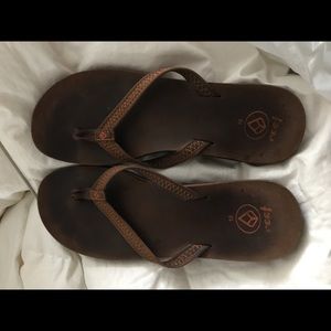 Brown reef flips size 10