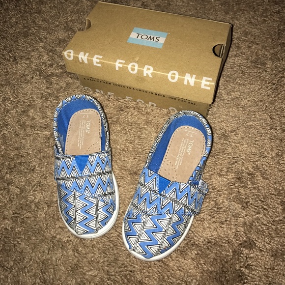 toms new with box toms blue canvas chevron shoes from toms new with box toms blue canvas chevron shoes from
