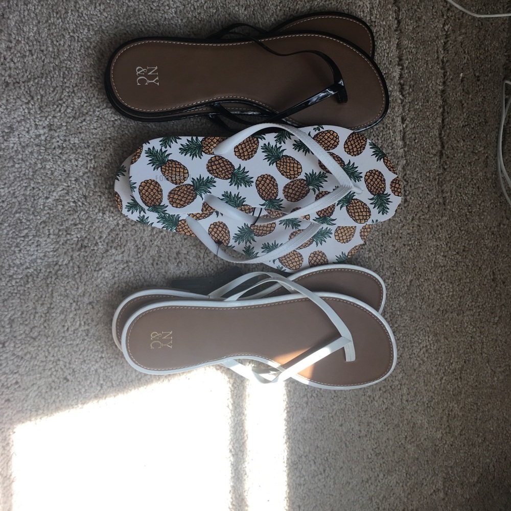 3 pairs of flip flops