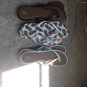 3 pairs of flip flops
