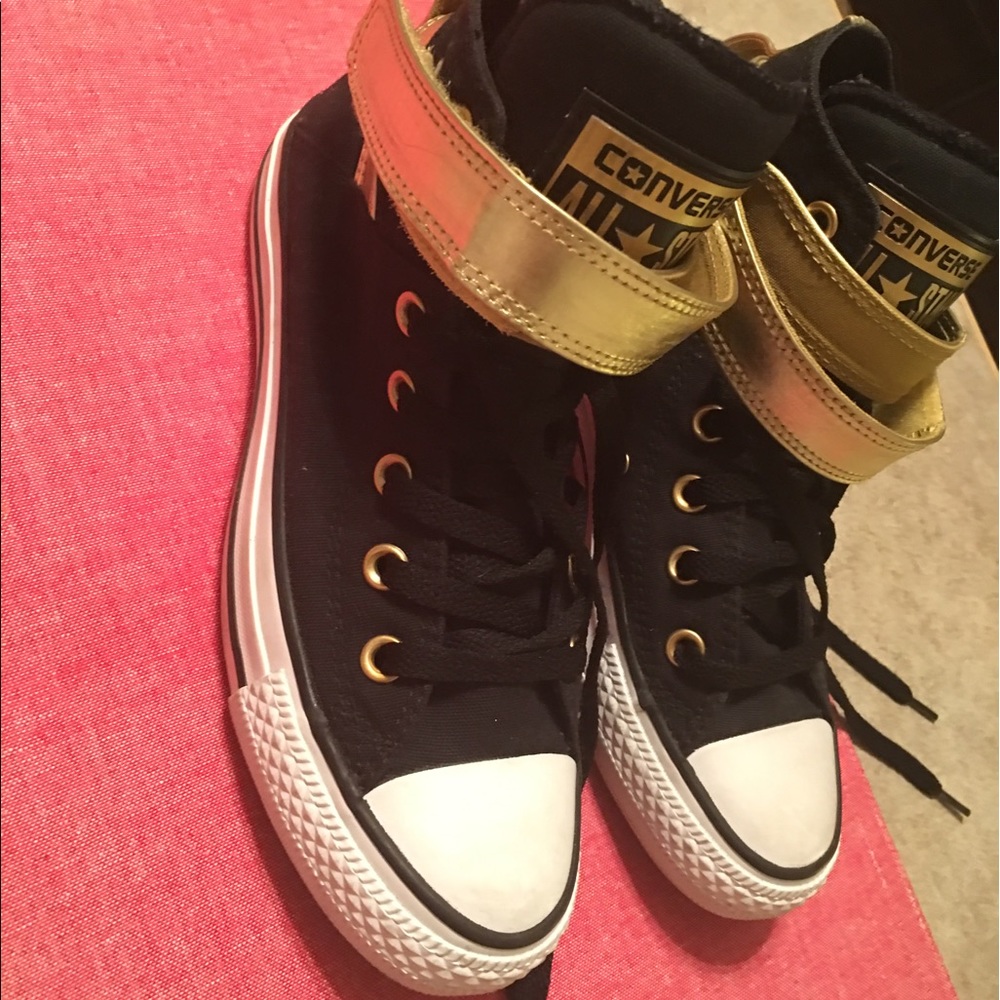 ✨Black & Gold Converse✨
