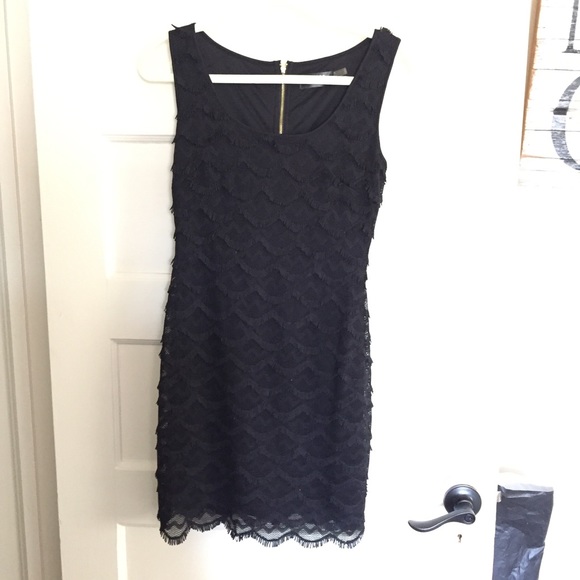 Stunning scalloped lace guess dress - Picture 4 of 8