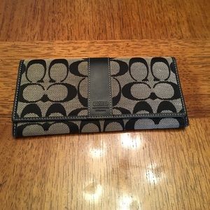 Coach wallet, like new.  Holds 8 credit cards.