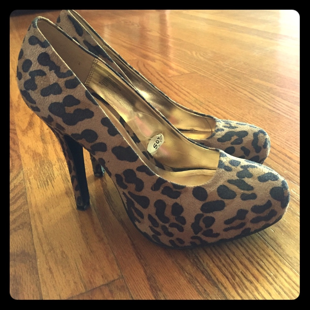 Leopard pumps