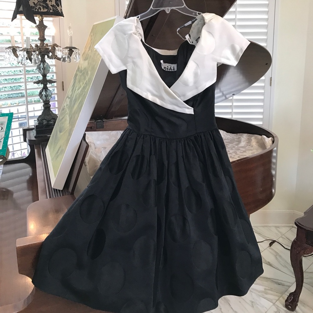 🆕Price⬇️Party. Dress size 6. Niki Blk/white.