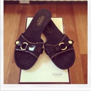 Size 8.5 signature Coach black slides