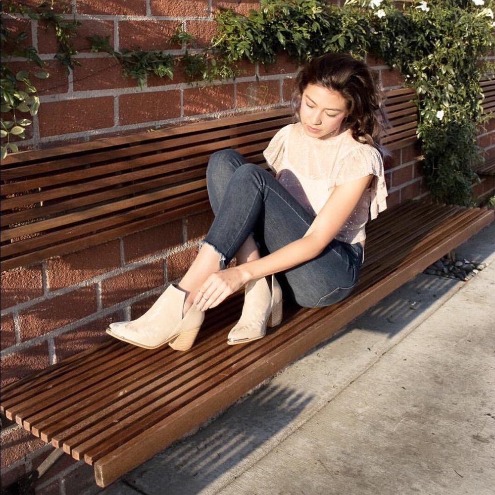 Western-inspired ankle boots. - Picture 4 of 5