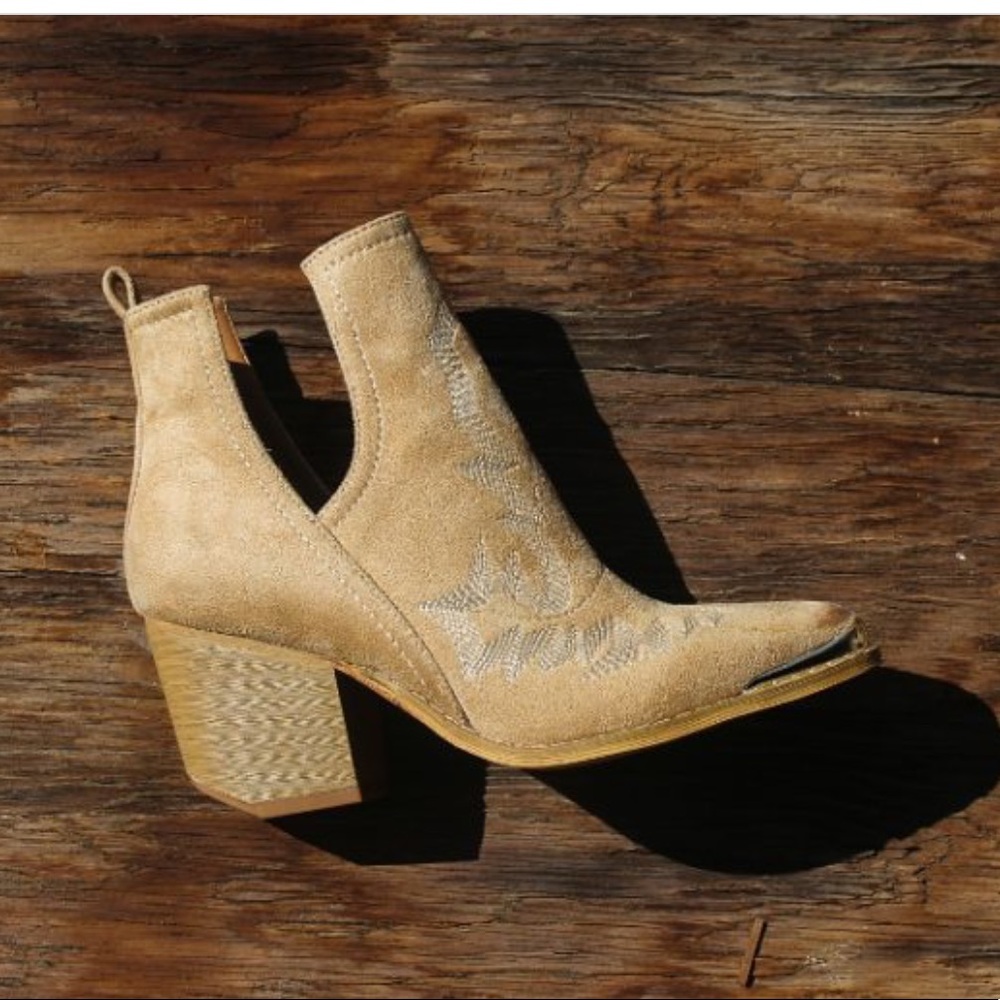 Western-inspired ankle boots. - Picture 5 of 5