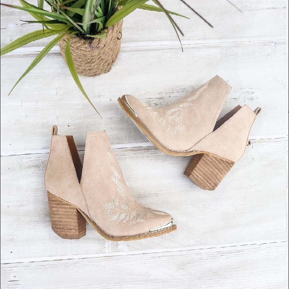 Western-inspired ankle boots. - Picture 3 of 5