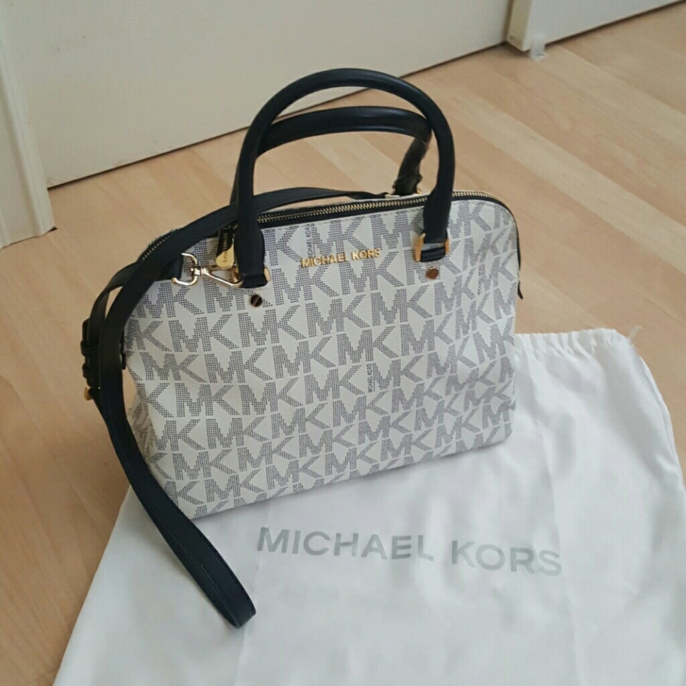 Michael navy/white medium purse
