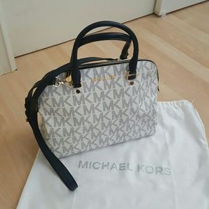 Michael navy/white medium purse