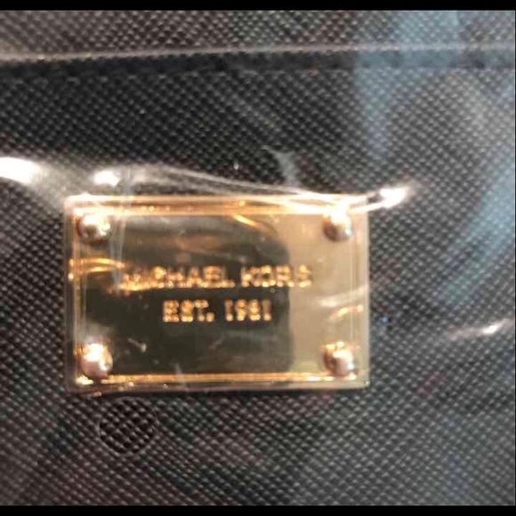 MIni Michael Kors wristlet - Picture 2 of 3