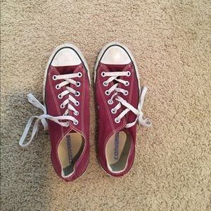 Maroon low top converse