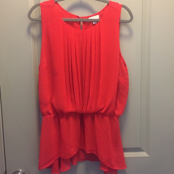 High Low Flowy Sleeveless Top - Picture 2 of 3