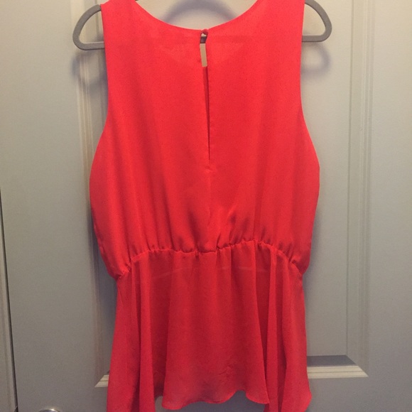 High Low Flowy Sleeveless Top - Picture 3 of 3