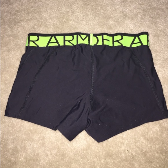 •SOLD• Under armour spandex shorts - Picture 2 of 3