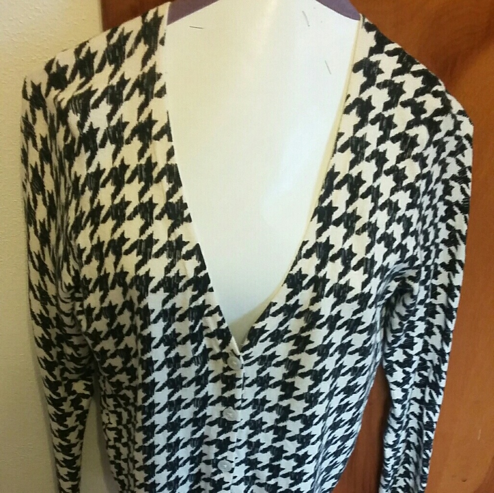 Ladies contoured houndstooth cardigan thin sweater
