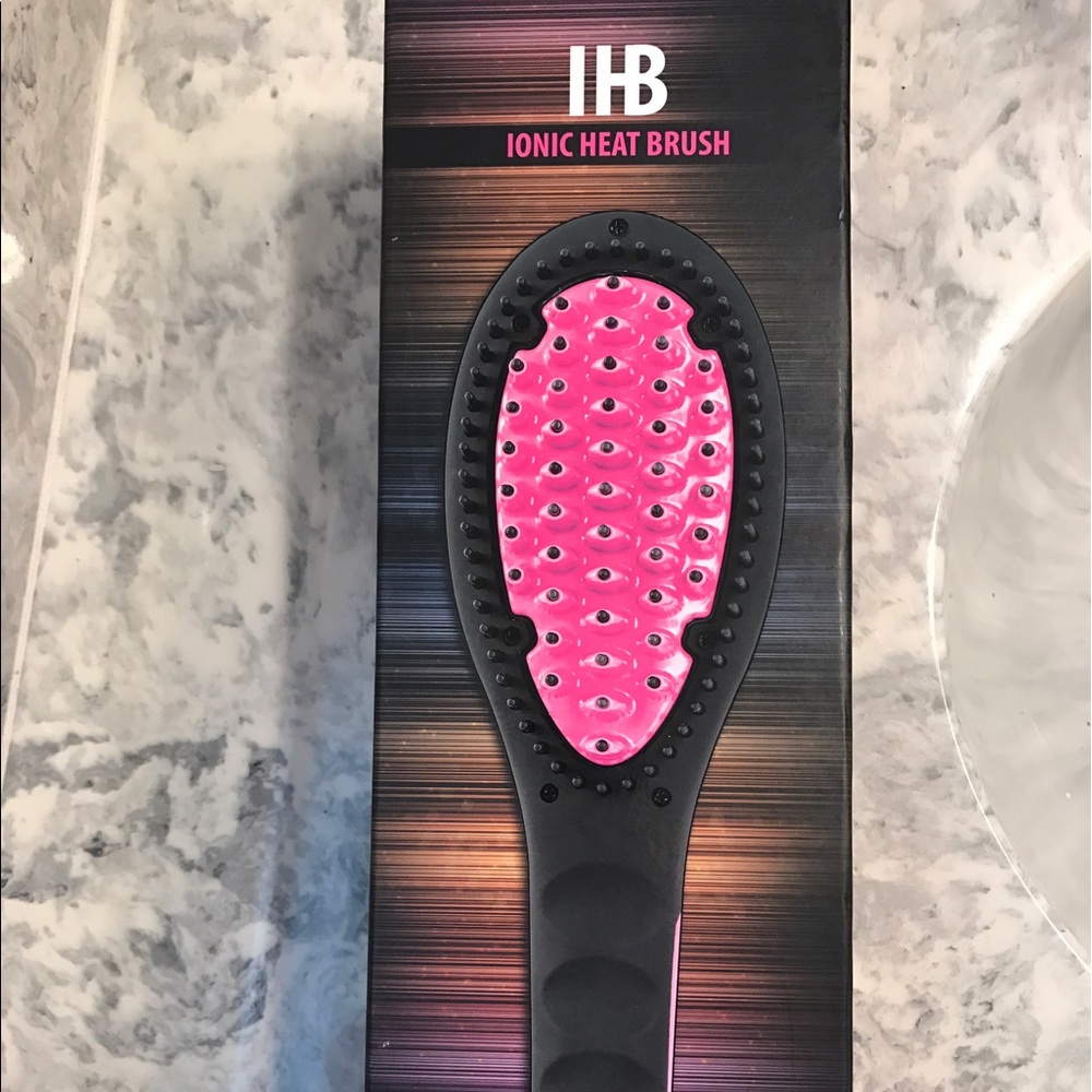 BRAND NEW IONIC HEAT STRAIGHTENING BRUSH