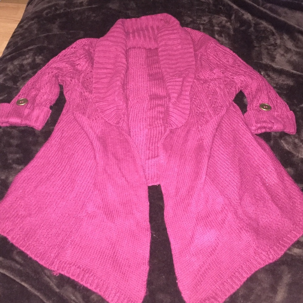 Quarter sleeve sweater