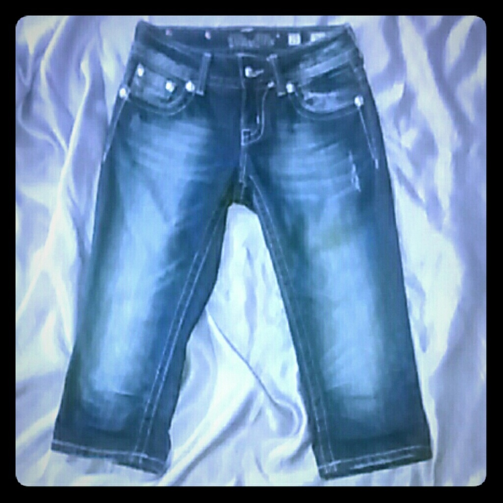 NWOT! Miss Me Embellished Button-Flap Pkt Capri's