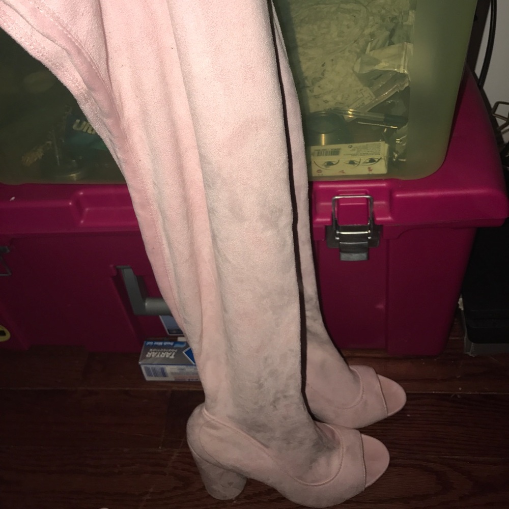 Light pink knee high suede bootie toe out