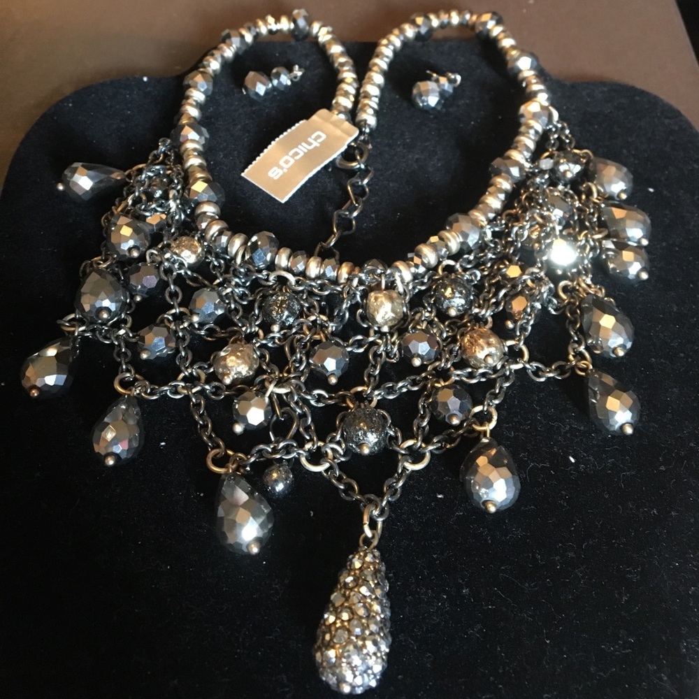 New beautiful short necklacewithmatching earrings.