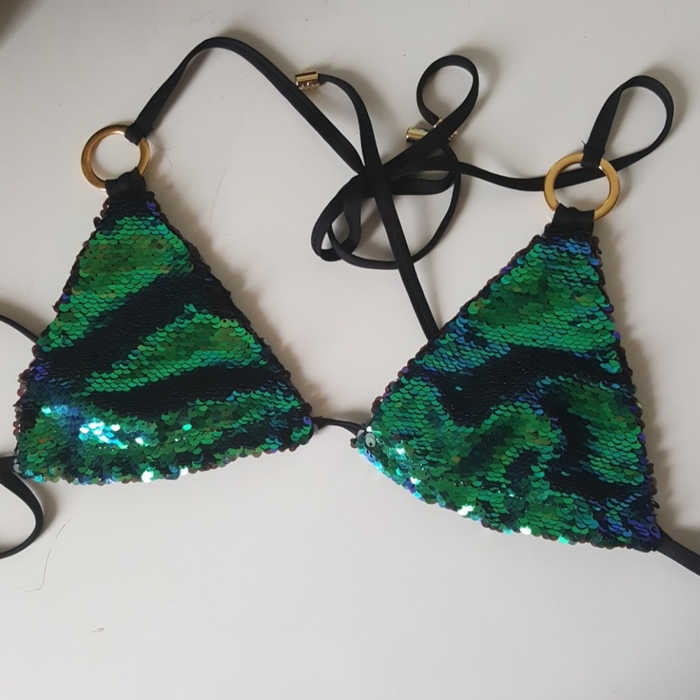 SOLD ♏ Beach bunny siren song top