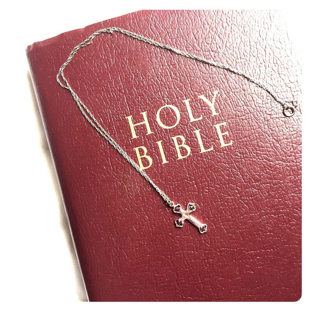 💕✝️Beautiful dainty cross necklace✝️💕
