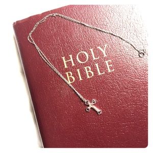 💕✝️Beautiful dainty cross necklace✝️💕