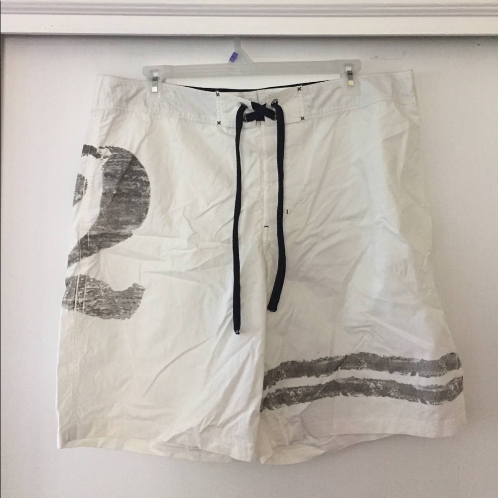 Board shorts w/swimming mesh. One back pocket.