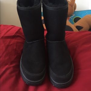 Ultimate Short Uggs in Black