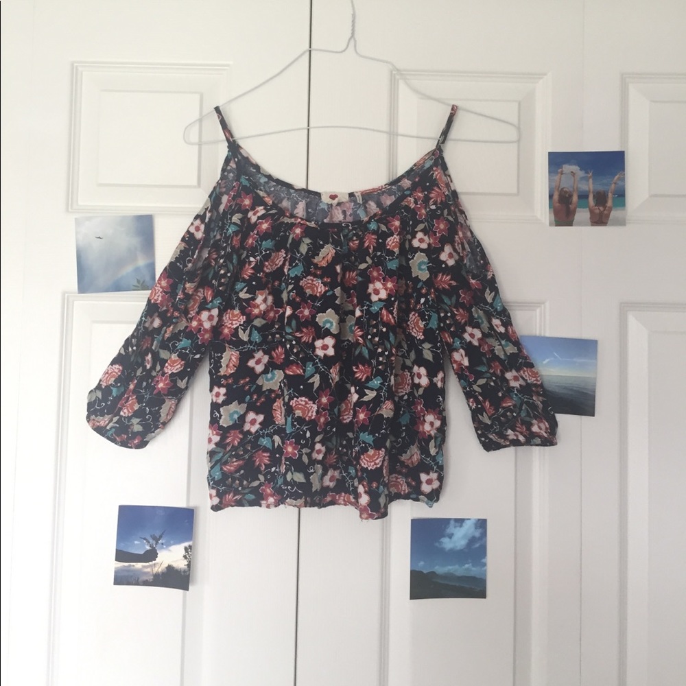 Pretty off the shoulder floral shirt💐