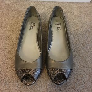 🎁🎁 SALE!!! LIKE NEW Pewter Life Stride Wedges