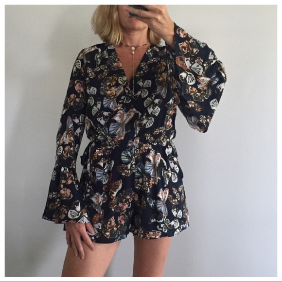 ❤️1 Med Left❤️Bell Sleeve Butterfly Print Romper - Picture 2 of 7