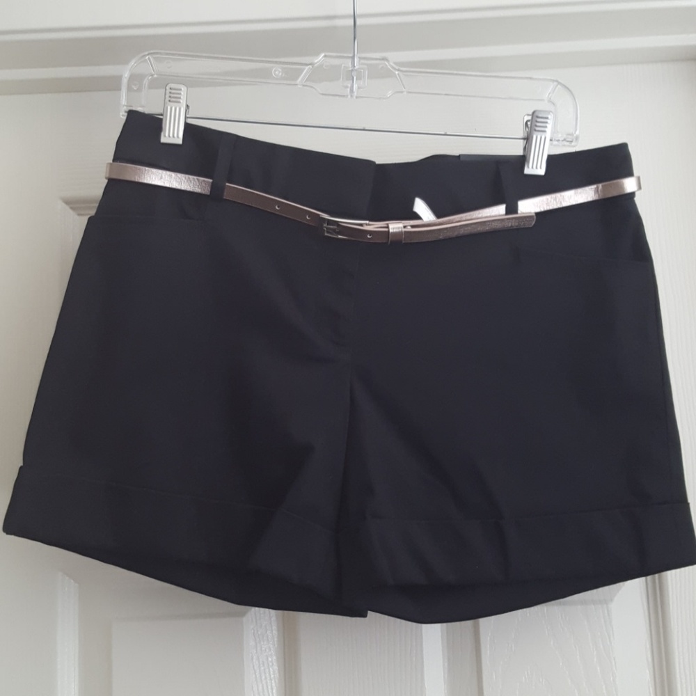 Express shorts with silver belt