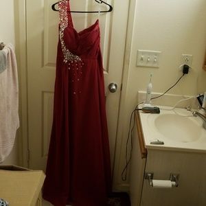 Red One-Shoulder Formal Gown