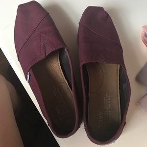 Maroon women's TOMS