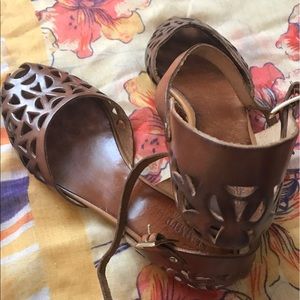 SUMMIT White Mountain leather sandals