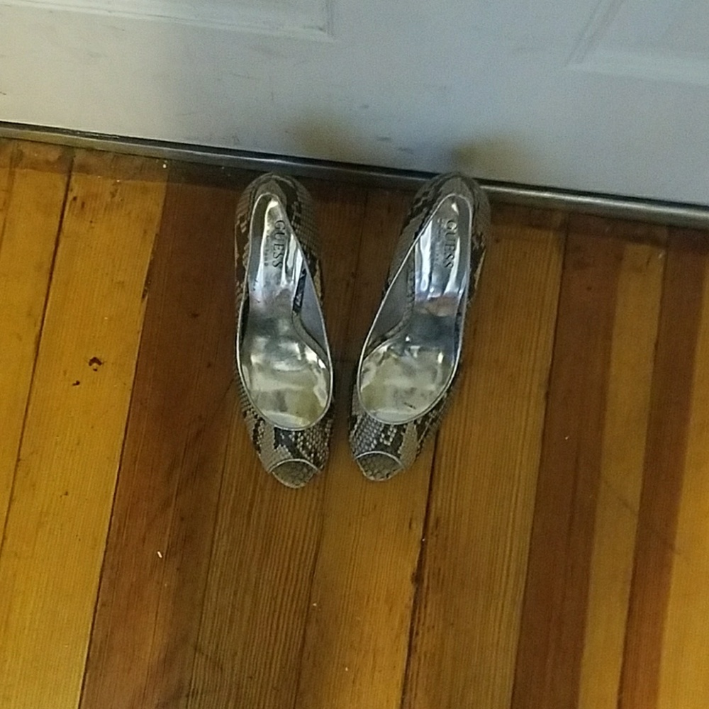 Guess  women's show 8 1/2 Never  worn