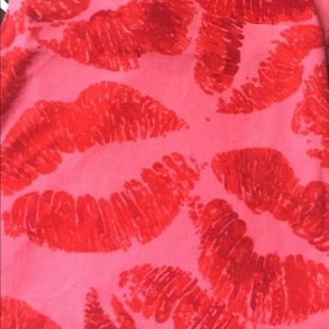 Lipstick Kisses leggings