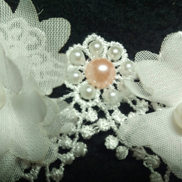 Lace chiffon flower and pearl bracelet - Picture 2 of 4